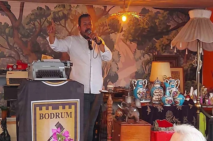 İlgili müzayedenin yapıldığı ana dair bir görüntü objektife yansıyor.