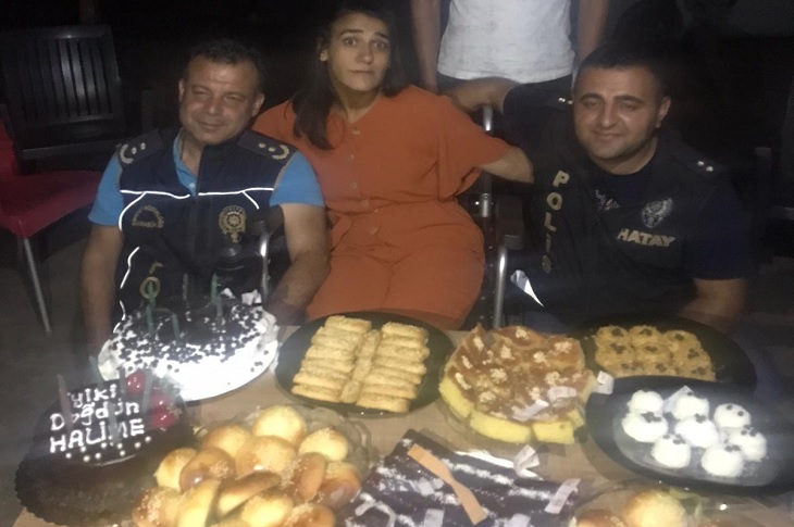 Hatay’da Polis ve Gönüllülerden Engelli Genç Kıza Doğum Günü Sürprizi Hatay’da Polis ve Gönüllülerden Engelli Genç Kıza Doğum Günü Sürprizi