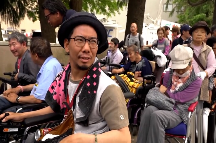 Haberi temsilen, bir araya gelmiş bir gurup japon engelli bireyler objektife yansıyor.