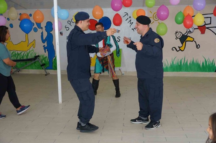 Jandarma üniformalı iki engelli bireyin karşılıklı geleneksel oyun oynadığı ana dair bir görüntü objektife yansıyor.