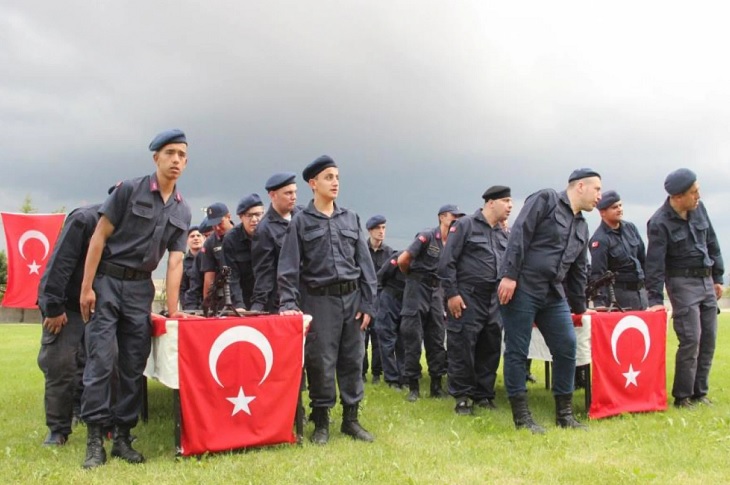 Askeri üniformalarını giyen engelli bireylerin yemin töreninden bir kare objektife yansıyor.