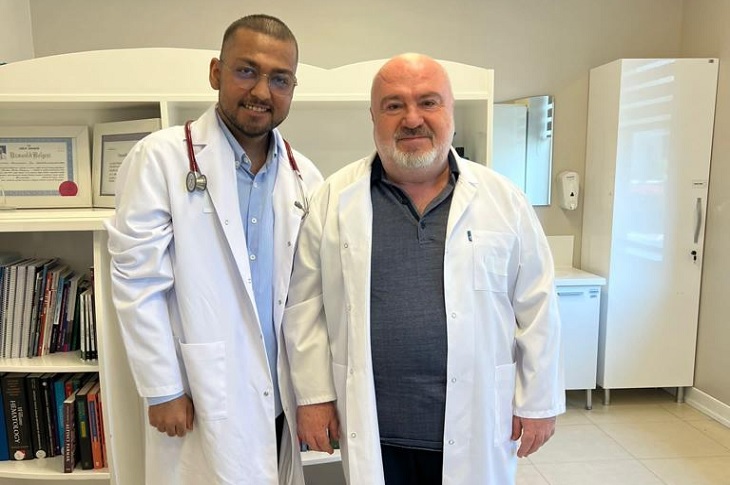 Lösemiyi atlatan tıp öğrencisi Mustafa Yaşar Prof. Dr. Serdar Bedii ile birlikte objektife yansıyor.