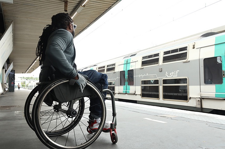 Engelli sporcu David Sejor, tekerlekli sandalyesi ile binilmesi zor olan metro aracını istasyondan seyrediyor.