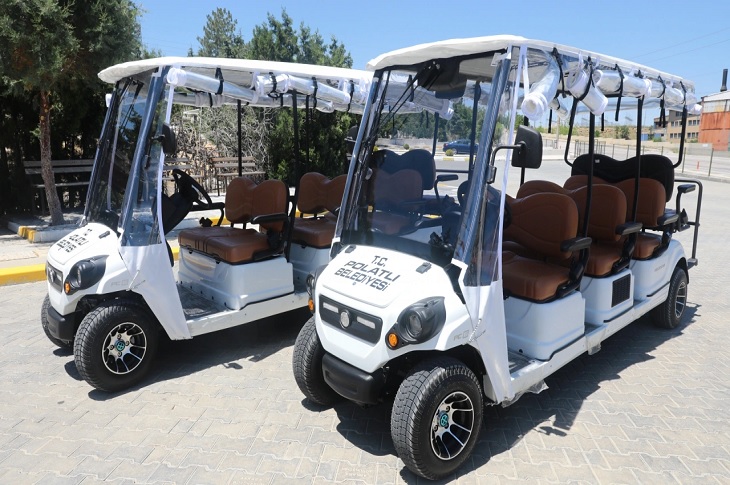 Belediye tarafından faaliyete geçirilen 2 adet hizmet aracı objektife yansıyor.