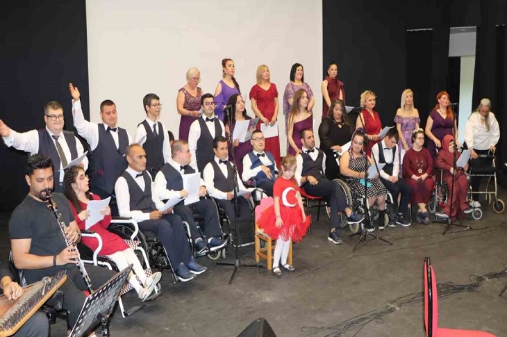 Çoğu özel gereksinimli bireylerden oluşan koro üyelerinin sahnedeki konser anına dair bir görüntüsü objektife yansıyor.