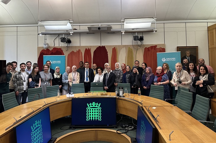 Yunus Emre Enstitüsü'nde çekilen bir toplu hatıra resmi objektife yansıyor.