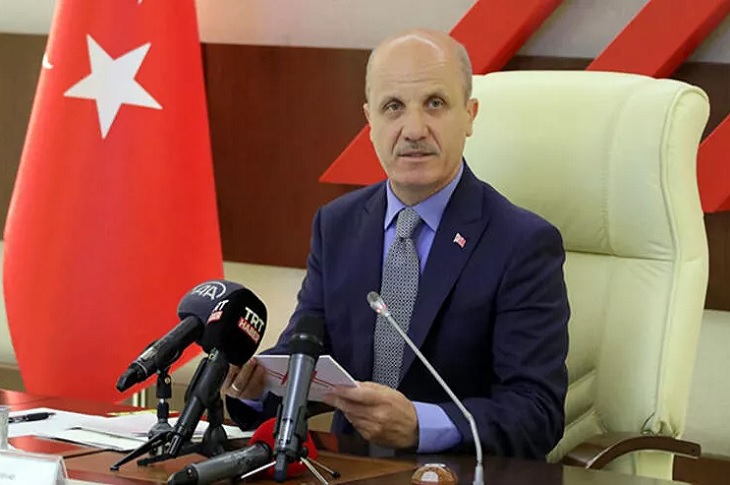 YÖK başkanının basın açıklaması yaptığı bir resim objektife yansıyor.