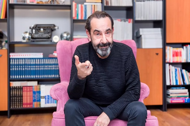 Haberi temsilen, sanatçı Özkan Uğur'un sağlıklı bir resmi objektife yansıyor.