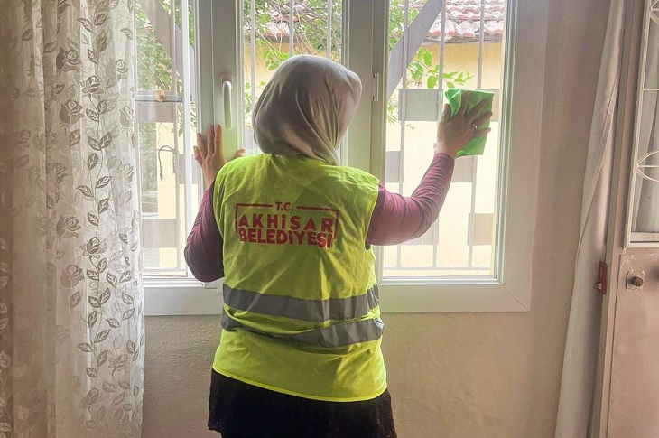 Cam silen bir temizlik görevlisi objektife yansıyor.