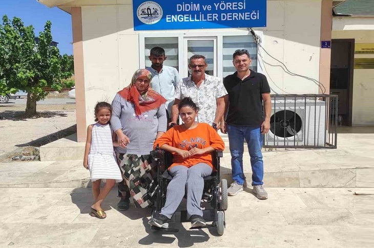 Aydın’da, Bedensel Engelli Kıza Akülü Tekerlekli Sandalye Verildi