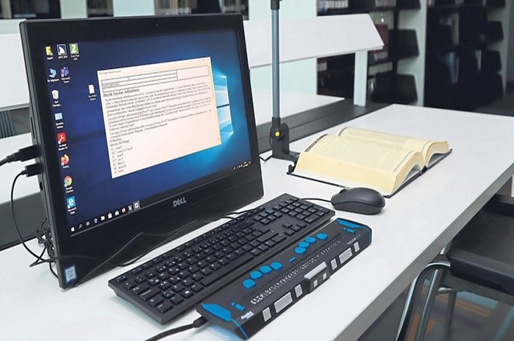 Görme engelliler için donanımları hazır bulunan bilgisayar objektife yansıyor.