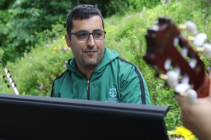 Emin Aktaş'a ait bir resim objektife yansıyor.