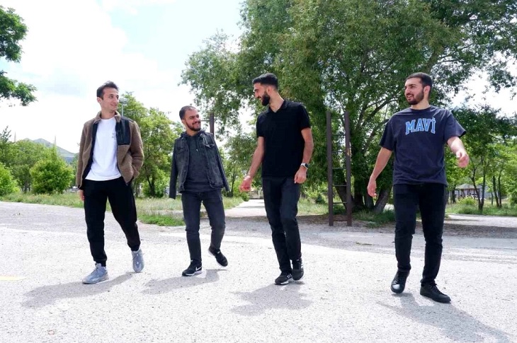 Halil İbrahim, 3 arkadaşıyla birlikte objektife yansıyor.