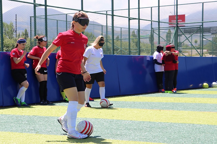 Gülşah Aktürk'ün halı saha antrenmanından bir görüntü objektife yansıyor.