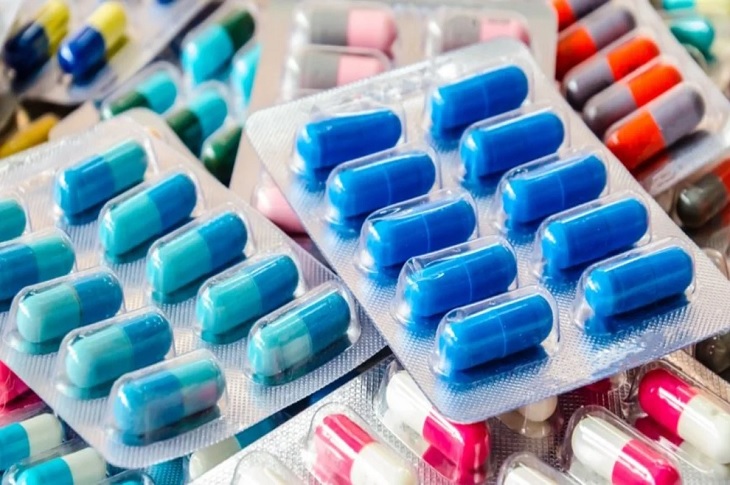 Haberi temsilen, kaplarından çıkarılmış çok sayıda antibiyotik ilaç resmi objektife yansıyor.