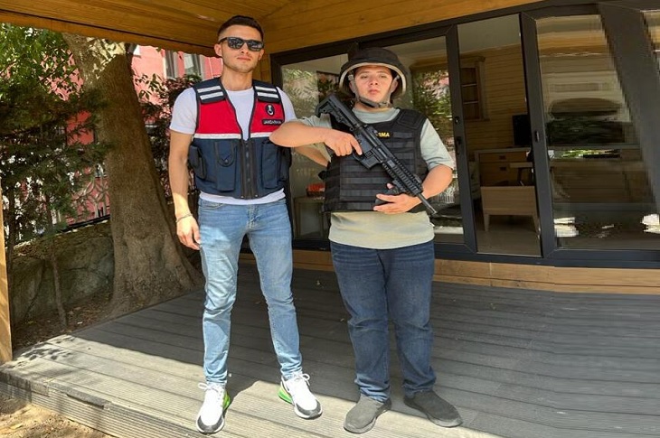 Asker nöbeti tutan Taşkın Deniz, bir jandarma görevlisi ile birlikte objektife yansıyor.