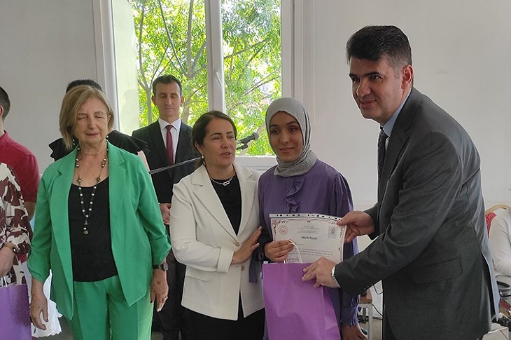 Törende, sertifikasını alan bir özel gereksinimli birey objektife yansıyor.