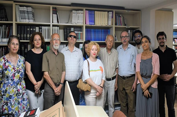 Kütüphanede çekilen bir toplu hatıra resmi objektife yansıyor.