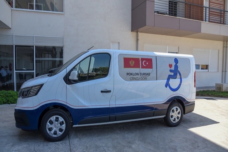 Teslim edilen hizmet araçlarından bir tanesi objektife yansıyor.