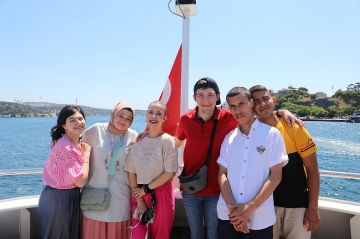 Vapur'da bir arada poz veren 6 özel öğrenci objektife yansıyor.