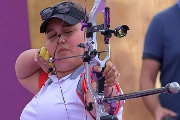 Başarılı sporcumuzun ok atışı yaptığı ana dair bir görüntü objektife yansıyor.