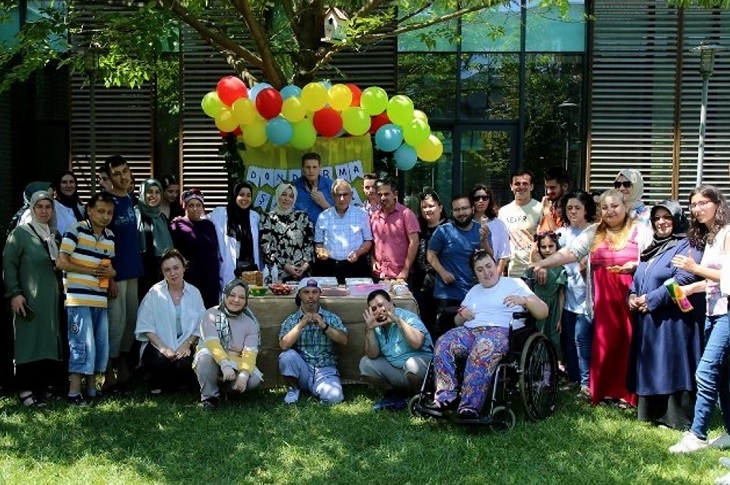 Günün anısı olarak kurs bahçesinde çekilen bir toplu hatıra resmi objektife yansıyor.