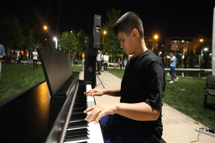 Bager Çalışcı piyano çalıyor.