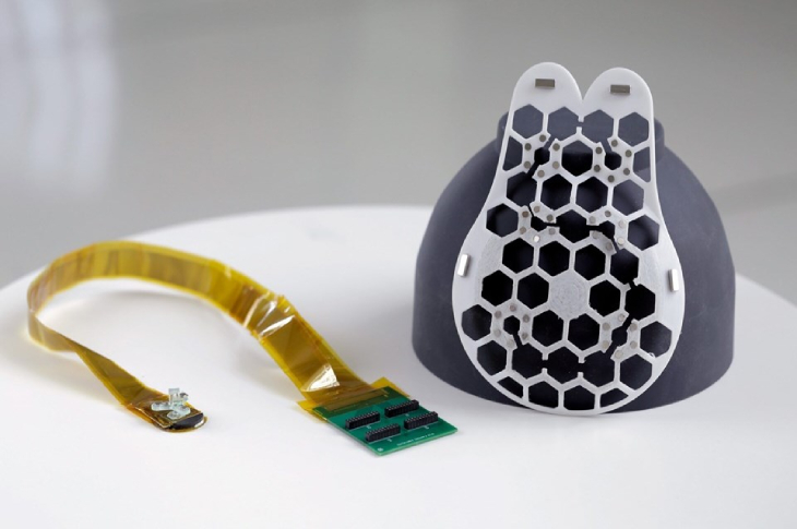 Elektronik meme kanserini teshiş eden sütyen ve yanında bulunan işletim çipi.