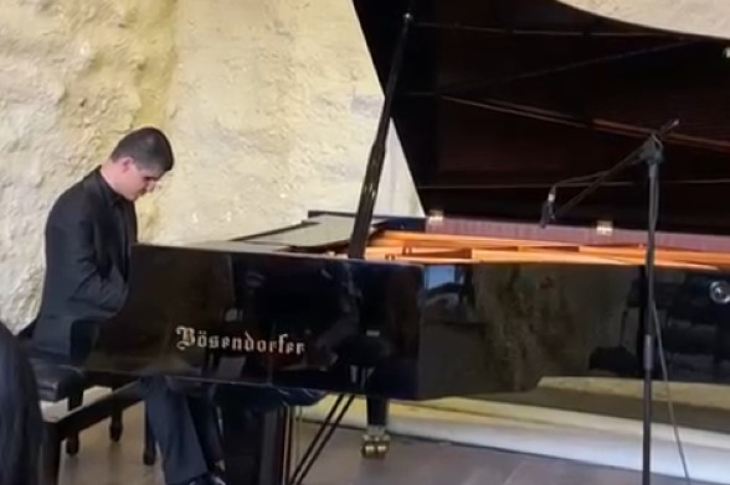 Hasan Deniz Örak piyano çalıyor.