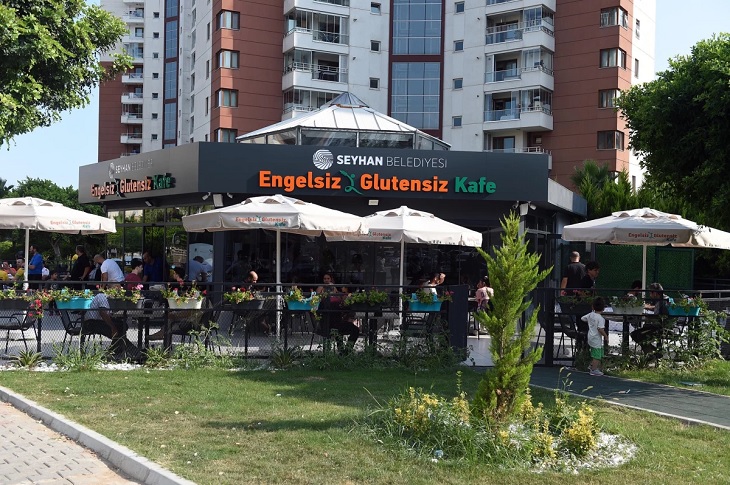 Engelsiz Glütensiz Kafe'nin dış mekan resmi ve tabelası objektife yansıyor.