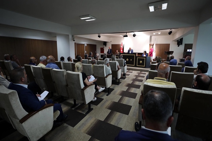 Belediye Meclis Salonunda düzenlenen toplantının katılımcıları objektife yansıyor.