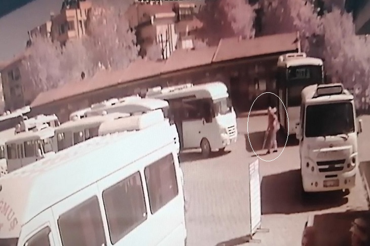 Kazanın yaşandığı ana dair bir güvenlik kamerası görüntüsü objektife yansıyor.