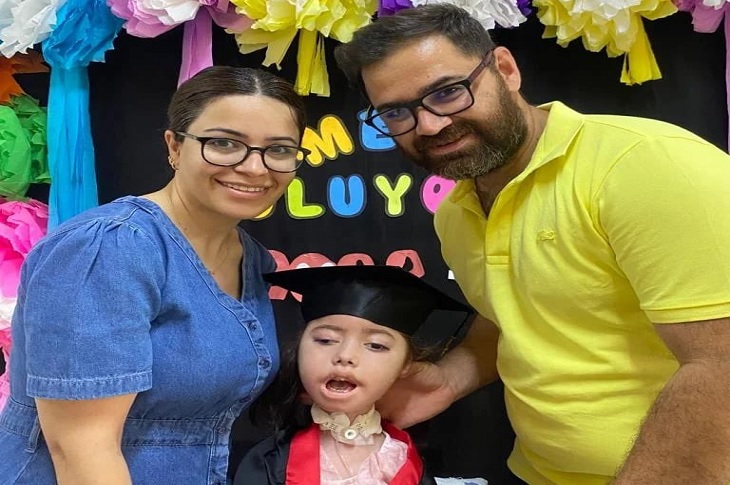 Eflinsu, anne ve babasıyla birlikte objektife yansıyor.