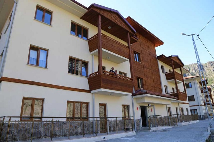 ALS hastası birey, ikinci kat dairesinin balkonunda objektife yansıyor.