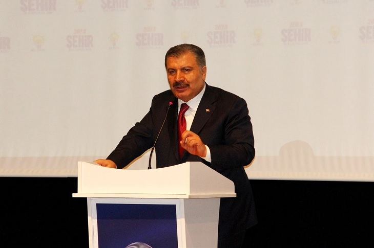 Sağlık Bakanı Fahrettin Koca'nın kürsüde konuşma yaptığı ana dair bir resim objektife yansıyor.