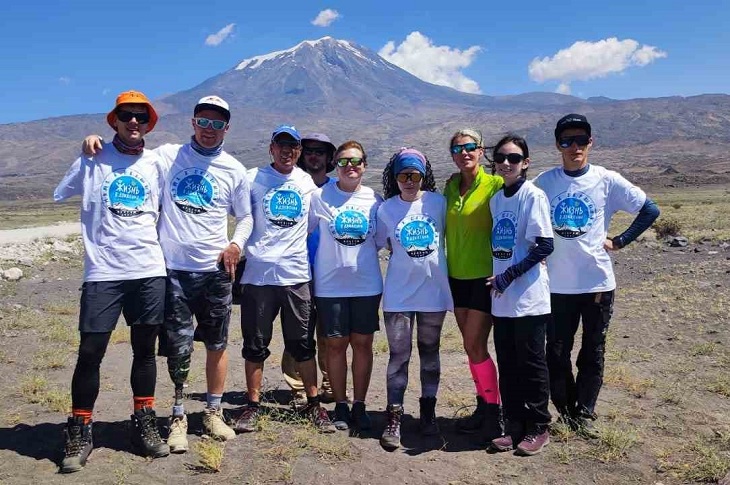 Dağcıların, Ağrı Dağı manzaralı bir toplu hatıra resmi objektife yansıyor.