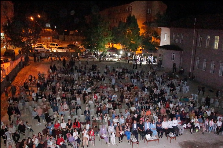Yoğun katılımın olduğu Açık Hava Sinema etkinliğinin havadan görüntüsü objektife yansıyor.