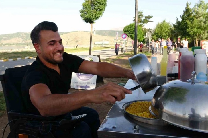 Bitlis’te Felçli Birey, Çocukları İçin Mısır Satarak Azimle Çalışıyor