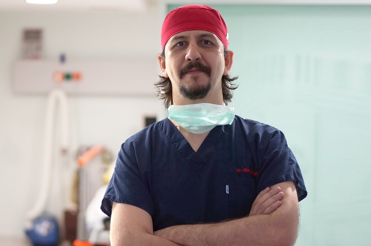 Prof. Dr. Alper Çelik'e ait bir resim objektife yansıyor.