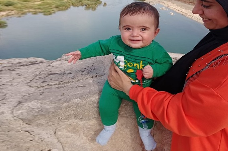 Azer bebeğin anne kucağında olduğu ana dair bir resim objektife yansıyor.