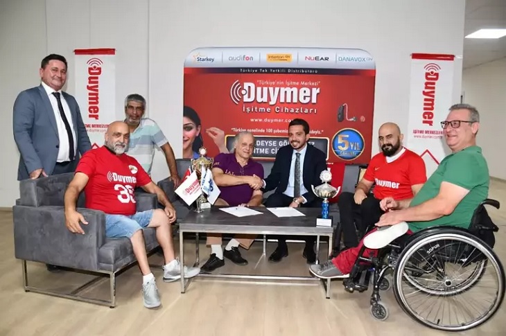 Anlaşmaya dair düzenlenen imza töreninden bir görüntü objektife yansıyor.