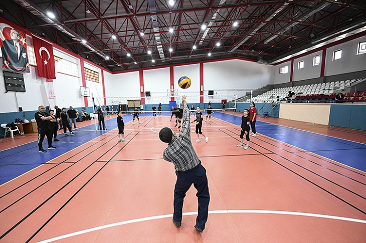 Salondaki antrenman maçınca Yılmaz Amca'nın voleybol servisi kullandığı ana dair bir görüntü objektife yansıyor.