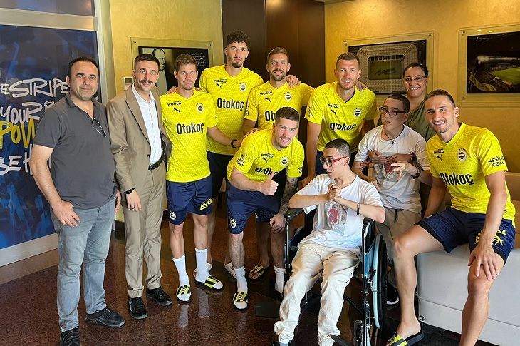 İkiz kardeşlerle toplu hatıra resmi çektiren Fenerbahçeli futbolcular objektife yansıyor.