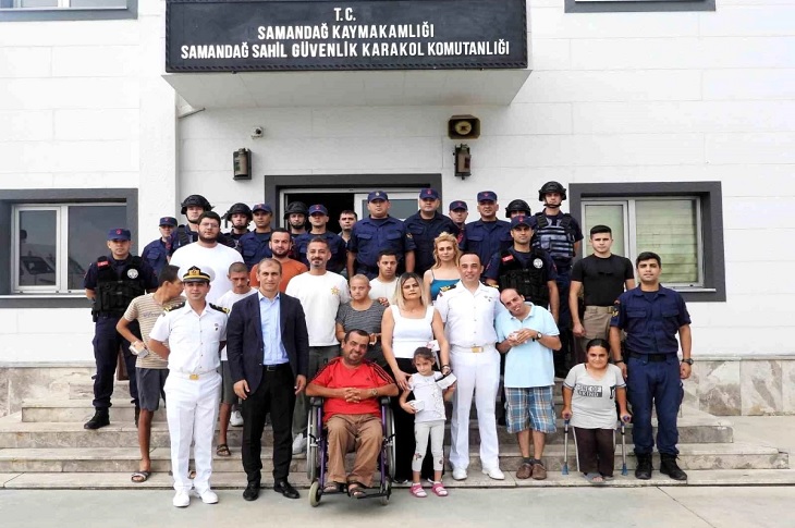 Samandağ Sahil Güvenlik Komutanlığı binası önünde çekilen toplu hatıra resmi objektife yansıyor.