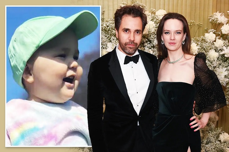 Haberi temsilen, ünlü çifte ait bir resim ve hayatını kaybeden küçük kızın resmi farklı karelerle objektife yansıyor.