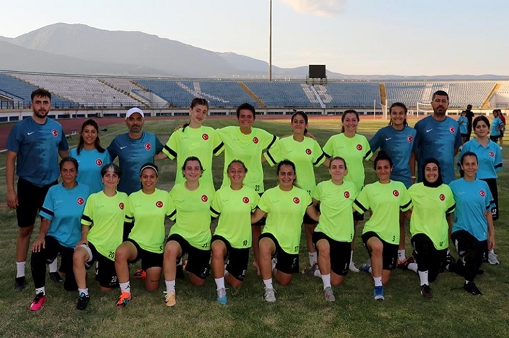 İşitme Engelli Kadın Milli Futbol Takımı oyuncularının toplu hatıra resmi objektife yansıyor.