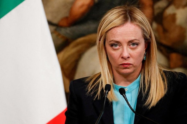 Haberi temsilen, İtalya Başbakanı Giorgia Meloni'nin kürsüdeki bir görüntüsü objektife yansıyor.