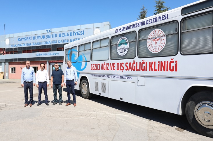 Gezici Ağız ve Diş Sağlığı otobüsü ile birlikte 4 resmi görevli objektife yansıyor.