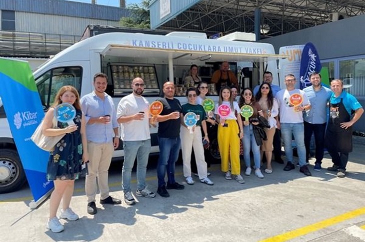 Gezici kafe aracı önünde çekilen bir toplu hatıra resmi objektife yansıyor.