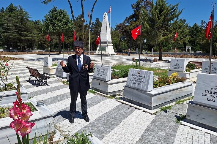 Şehitlikte dua eden Kıbrıs Gazisi Rahmi Şahin objektife yansıyor.